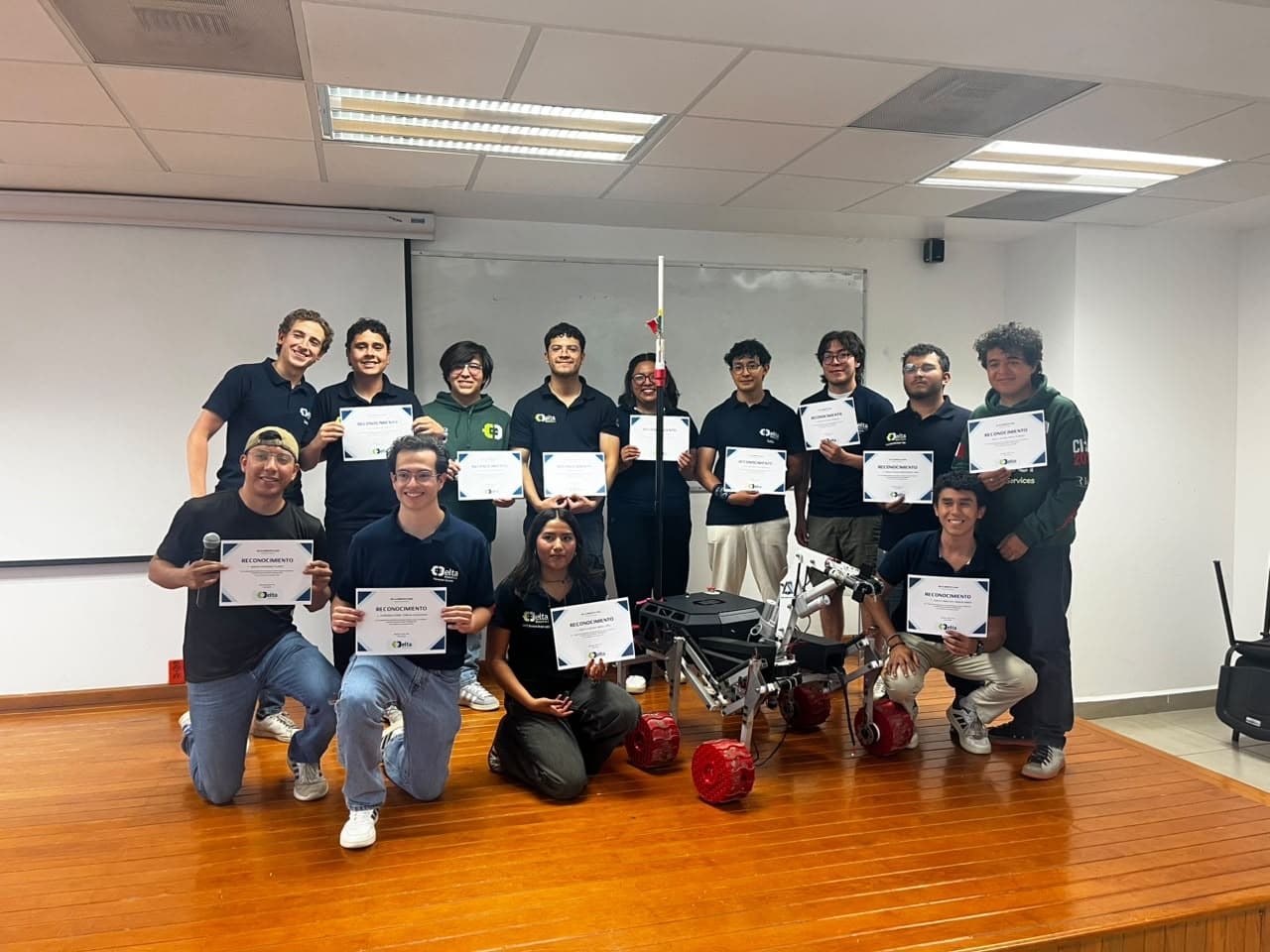 Estudiantes de la UNAQ desarrollan rover para competir a nivel internacional